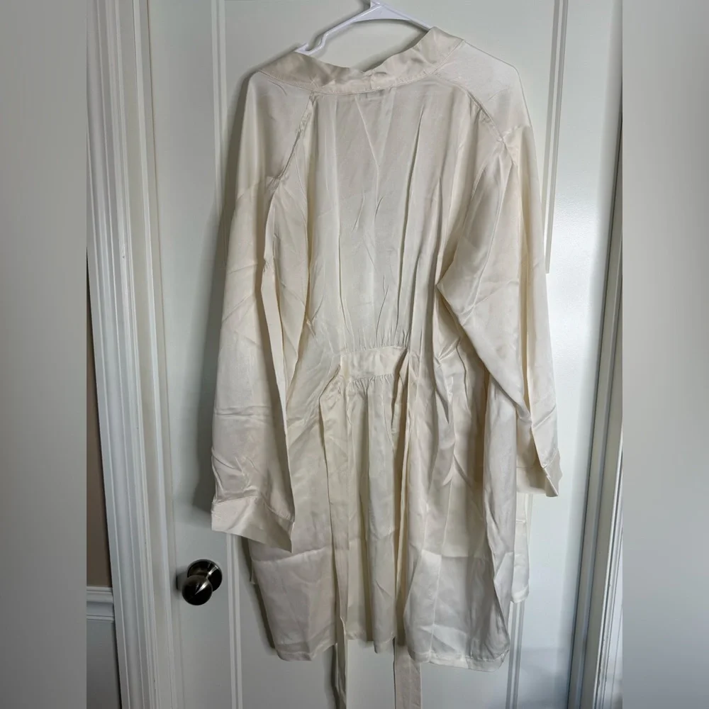 Women’s Elegant Cream Silk Robe and Slip Set, size 1X - Picture 13 of 13